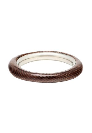 Bracciale rigido di colore marrone scuro con texture, con superficie interna liscia e lucida in argento, mostrato su uno sfondo bianco.