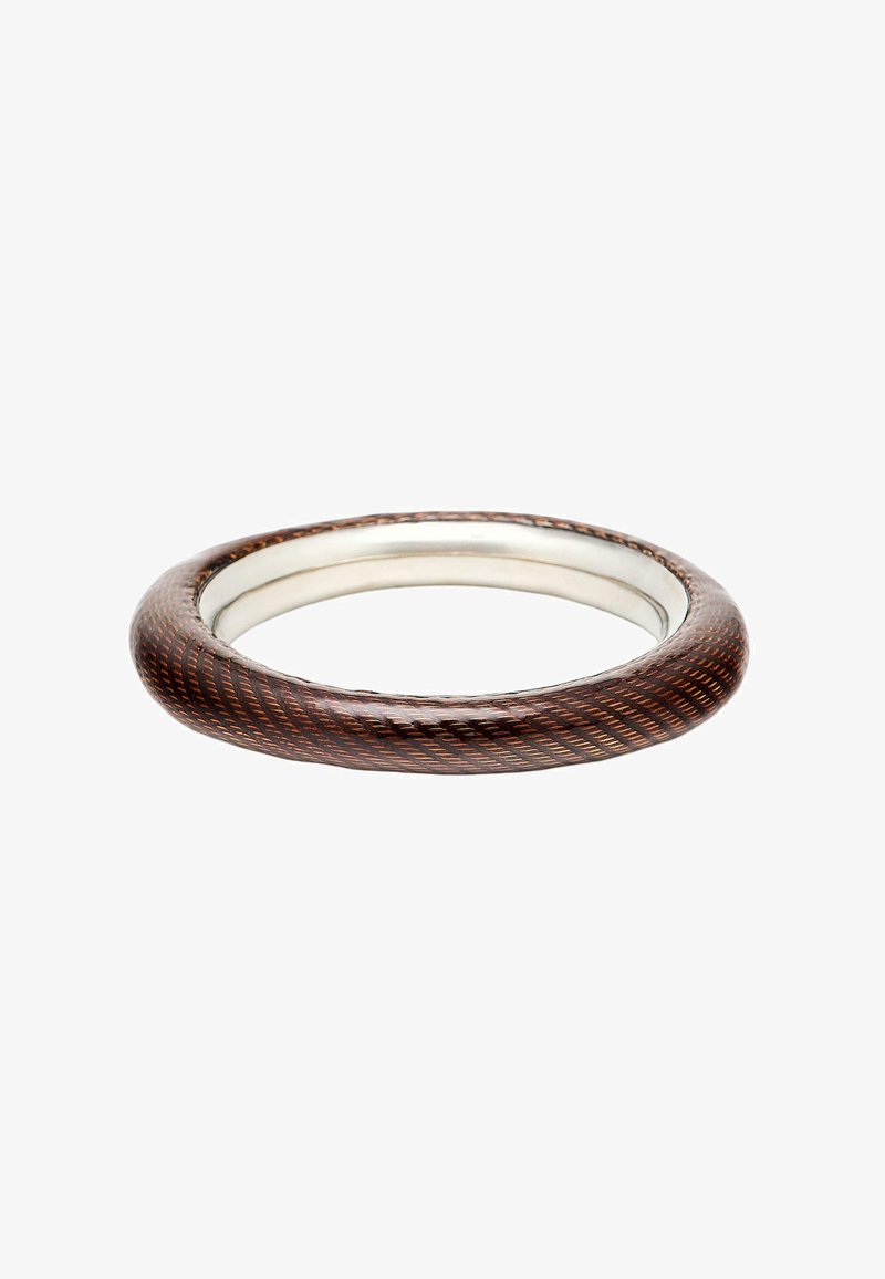 Bracelet jonc texturé brun foncé avec une surface intérieure lisse et brillante en argent, présenté sur un fond blanc.