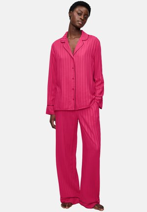 Rosa Satin-Pyjama-Set mit einem kragenlosen Hemd mit Knopfleiste und Streifen sowie passenden weiten Hosen, beide mit glatter Textur.