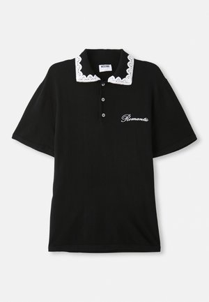 Svart kortärmad polo med vit spetskantad krage, tre knapp fram och "Romantic" broderat på bröstet.