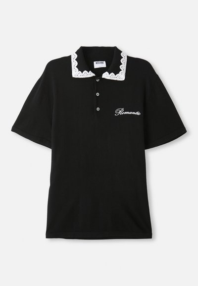 Čierna polokošeľa s krátkym rukávom, bielym krajkovým golierom, tromi prednými gombíkmi a vyšitým nápisom "Romantický" na hrudi.
