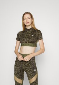 adidas Performance CROP ZIP TEE - T-shirt estampada - multicolor/focus olive