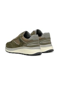 Sneakers in camoscio e pelle verde oliva con accenti grigi, suola ammortizzata, sovrapposizione texturizzata e dettagli riflettenti sui lati.