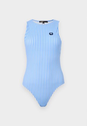 Maillot de bain bleu sans manches avec des rayures blanches verticales et un petit emblème en forme de cœur marine sur la partie supérieure gauche de la poitrine.