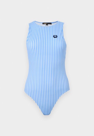 Maillot de bain bleu sans manches avec des rayures blanches verticales et un petit emblème en forme de cœur marine sur la partie supérieure gauche de la poitrine.
