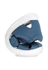 Scarpa in pelle blu con suola in gomma bianca, dotata di fori di ventilazione, forma arrotondata e design aperto per un comfort traspirante.