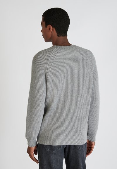 Grauer gerippter Strickpullover mit Rundhalsausschnitt und langen Ärmeln. Hat einen strukturierten Stoff und enganliegende Bündchen, von hinten gezeigt.