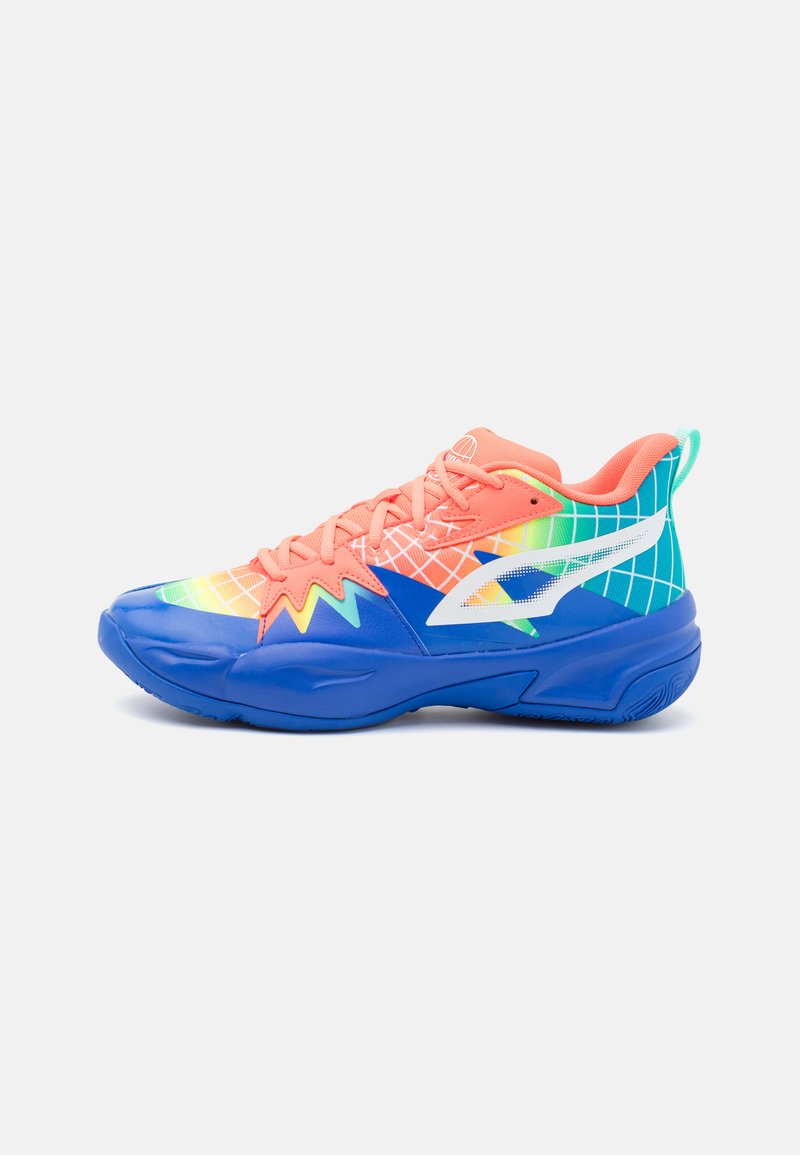 Zapatilla deportiva colorida con una parte superior de malla en tonos degradados de naranja, azul y verde, con una suela texturizada y patrones geométricos.