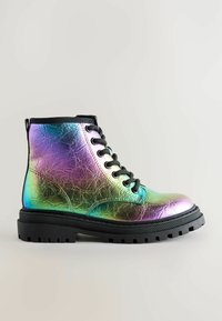 Bottines mi-hautes en matériau synthétique irisé, avec des lacets noirs et une semelle en caoutchouc épaisse dotée de profondes rainures pour une meilleure adhérence.