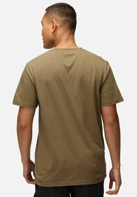 Camiseta de algodón verde oliva con mangas cortas, cuello redondo y un corte relajado. Textura suave, sin patrones o gráficos visibles.