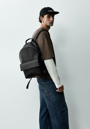 PULL&BEAR, CASUAL WITH FLAP - BACKPACK - Sac à dos - black