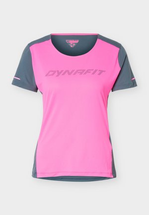 T-shirt de sport à manches courtes rose et gris avec col rond et logo "DYNAFIT" sur la poitrine.