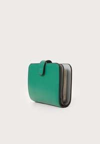 Portafoglio verde texturizzato con chiusura a scatto, dotato di un interno grigio a contrasto e di una zip dorata. Forma rettangolare compatta.