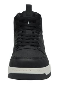 Schwarzer High-Top-Sneaker mit einer strukturierten Leder- und Wildleder-Oberfläche, Schnürverschluss, gepolstertem Schaft und weißer Gummisohle. Perforierte Details an der Zehenpartie.