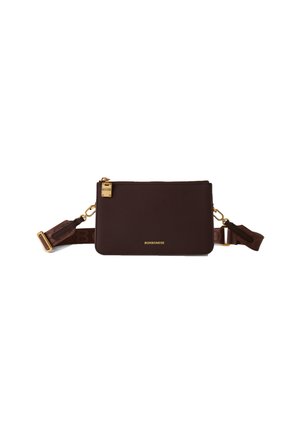 Sac en bandoulière en cuir brun avec une fermeture éclair, des ferrures dorées et une bandoulière amovible arborant un motif logo subtil.