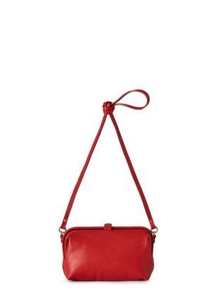 Czerwona skórzana torba na ramię z długim, regulowanym paskiem i detalem z pętlą na uchwycie, minimalistyczny design z przednim zapięciem.