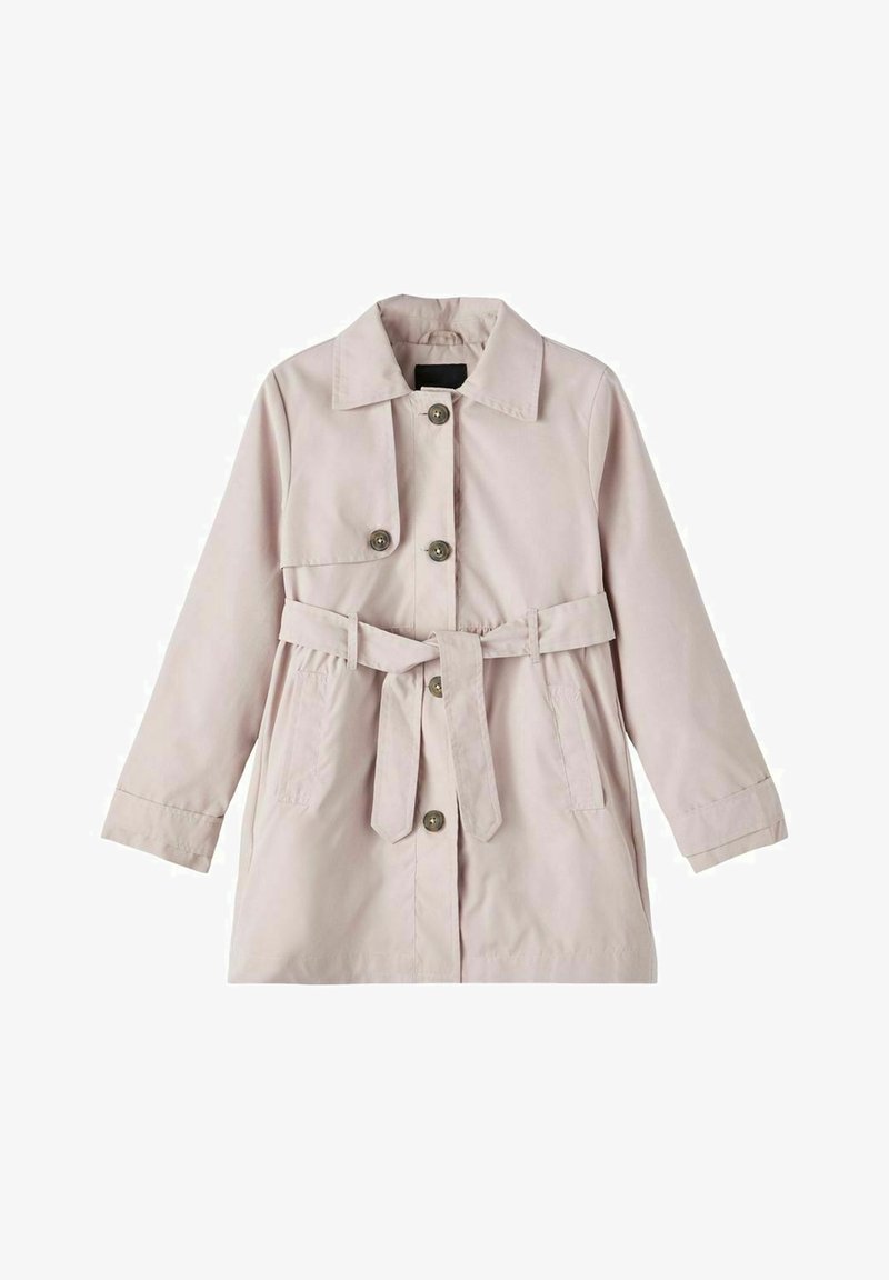 Trench-coat beige clair longueur genou avec fermeture à boutons, ceinture à la taille, détail de poche à rabat et manches longues.