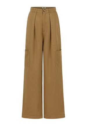 Weite Hose aus braunem Baumwollstoff, mit vorderen Fältchen und zwei großen Seitentaschen; glatte Textur und maßgeschneiderter Taillendesign.