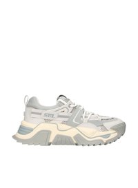 Sneaker grigio e crema con una tomaia in rete testurizzata, design a strati, suola spessa e accenti prominenti. Presenta lacci e un loop sul retro.