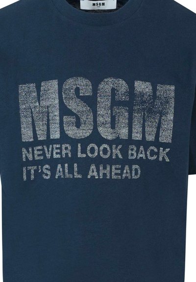 Navyblauw katoenen T-shirt met grote zilveren glittertekst: "MSGM NEVER LOOK BACK IT'S ALL AHEAD." Ronde halslijn, korte mouwen.