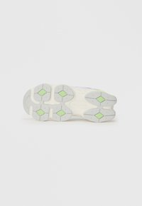 Semelle de sneaker de couleur claire avec une surface en caoutchouc texturé. Présente des accents gris et des inserts en caoutchouc en forme de diamant verts pour une meilleure adhérence.