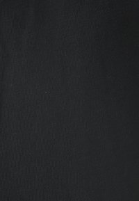 Material negru cu o textură lăcuită, având linii fine care se desfășoară vertical, potrivit pentru îmbrăcăminte sau aplicații de tapițerie.