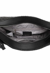 Bolso negro con un diseño texturizado de tejido entrelazado y acentos de piel suave. El interior es de tela gris claro con un bolsillo con cremallera y una etiqueta de marca.