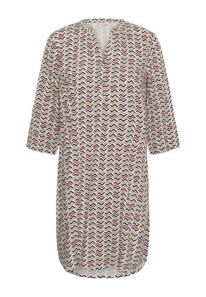 Lockeres knielanges Kleid mit 3/4-Ärmeln, V-Ausschnitt mit Knöpfen, mit einem wiederholenden Zickzackmuster in Braun, Schwarz und Rot auf beigem Hintergrund.
