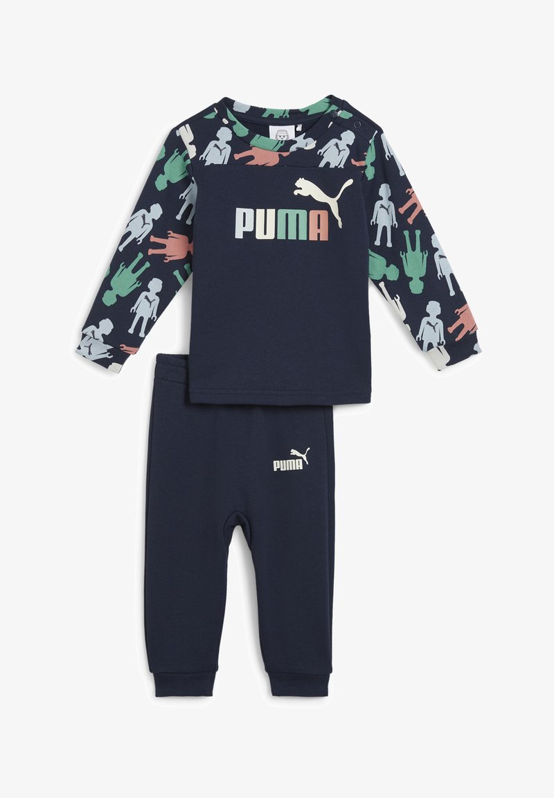 Completo felpa per bambini di colore blu navy, composto da una maglietta a maniche lunghe con figure umane colorate e un logo, abbinata a pantaloni coordinati. Tessuto misto cotone.