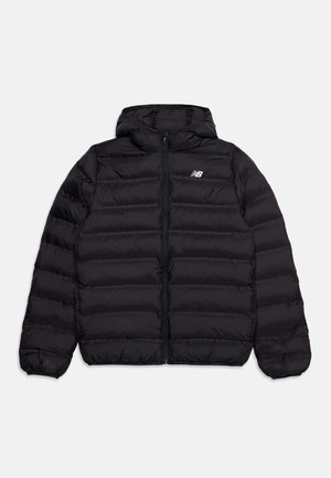 Schwarze wattierte Jacke mit Kapuze, durchgehendem Frontreißverschluss, elastischen Bündchen und kleinem weißem New Balance-Logo auf der linken Brust.