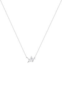 Zilveren ketting met een ingewikkelde, uitgesneden origami kraanvogel hanger aan een fijne ketting, die delicate vormen en een gladde textuur benadrukt.