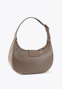 Borsa hobo in pelle taupe con una texture liscia. Presenta una singola tracolla curva e una chiusura con pattina frontale, evidenziando un design minimalista.
