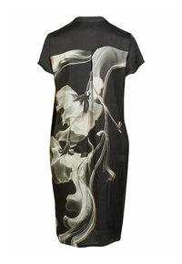 Vestido de seda negra con mangas cortas y un diseño floral en tonos crema y gris en la parte posterior, que presenta líneas fluidas y texturas suaves.