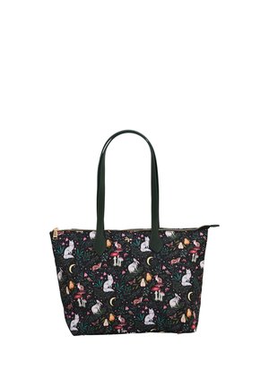 Sort tote taske med mørkegrønne håndtag, dekoreret med ræve, kaniner, svampe, blomster, blade og halvmåner i et skovmønster.