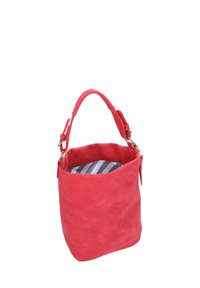 Sac seau en suède rouge avec une poignée rembourrée réglable et un intérieur en tissu rayé, présenté debout avec le dessus ouvert.