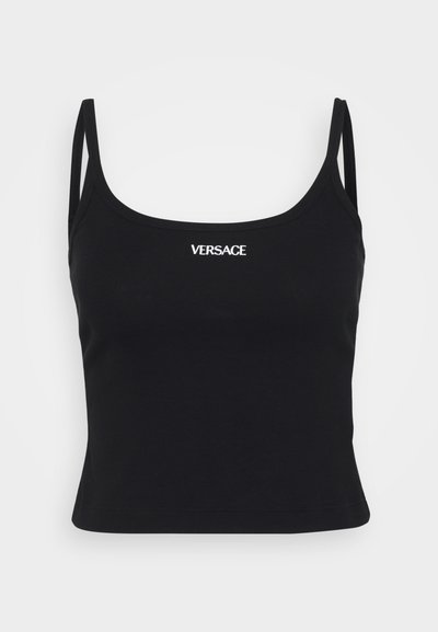 Melnas kokvilnas bez piedurknēm blūze ar plānām siksnām, kurai centrā uz krūtīm ir baltais "VERSACE" logo. Rīga tekstūra, pieguļošs dizains.
