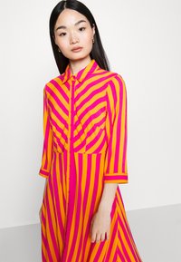 YAS Petite YASSAVANNA LONG SHIRT DRESS  - Maxi šaty - orange pepperstripes:fuchsia purple