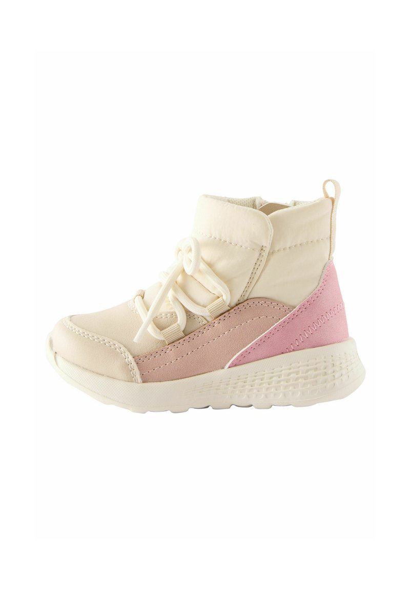 Scarpa da trekking beige e rosa con tomaia testurizzata, lacci morbidi, punta rinforzata e suola in gomma flessibile. Design a metà altezza per supporto.