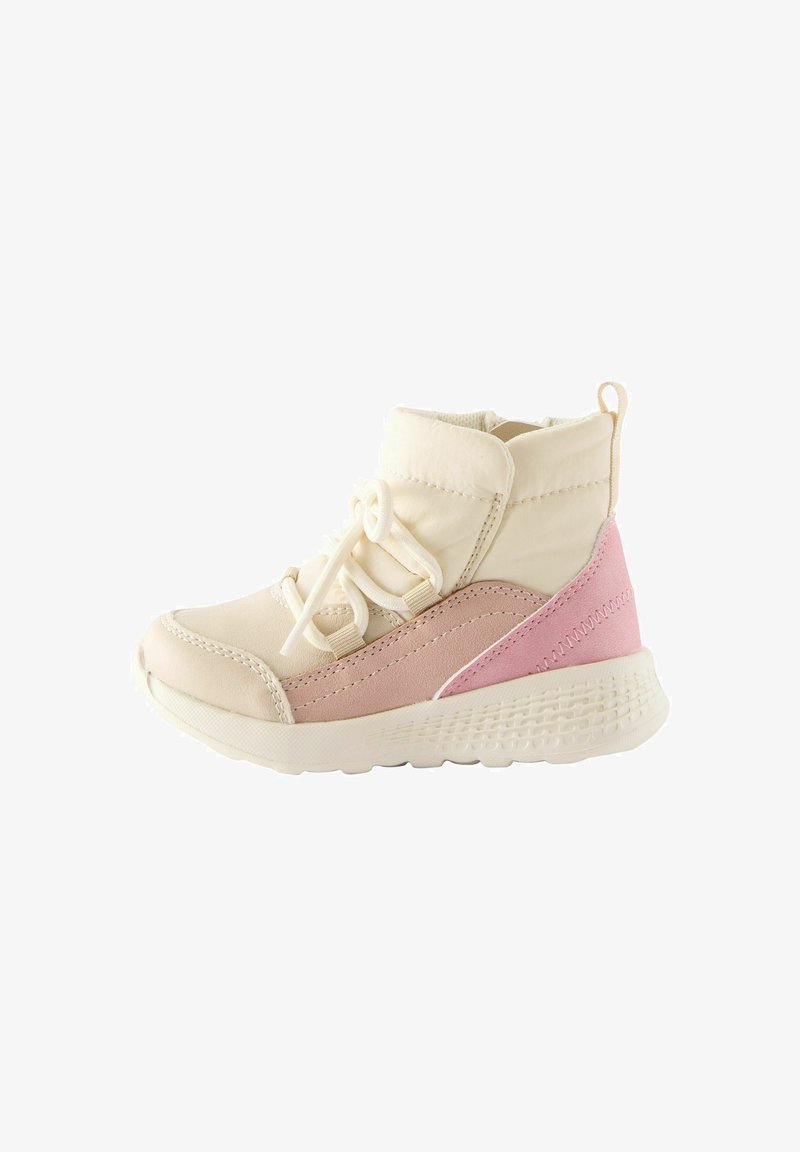Cizmă de drumeție bej și roz, cu un material superior texturat, șirete moi, vârf întărit și o talpă din cauciuc flexibilă. Design mid-top pentru susținere.