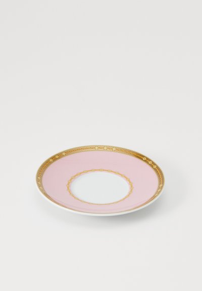 Ροζ πορσελάνινο πιάτο με λευκό κέντρο, χρυσή κορυφή και διακοσμητικές χρυσές λεπτομέρειες γύρω από την άκρη και τον εσωτερικό κύκλο.