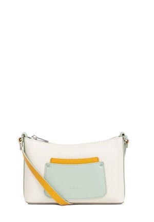 Sac bandoulière blanc avec une sangle jaune et des poches avant en bleu clair et jaune moutarde, fermeture zippée, et FABOLA embossé sur la poche.