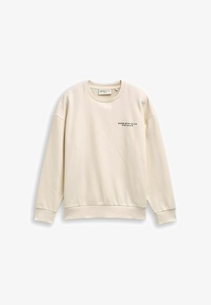 Svetlosiv bež pulover iz mehkega materiala. Ima okroglo ovratnico, dolge rokave in majhen tiskani napis na sprednji strani.