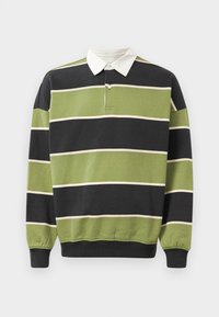 Langermet rugbygenser med brede horisontale striper i olivengrønn, svart og beige, med en hvit knappet krage.