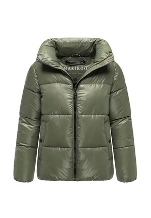 Giacca puffer verde oliva in materiale lucido, con colletto alto, zip frontale e due tasche laterali con chiusura a scatto.