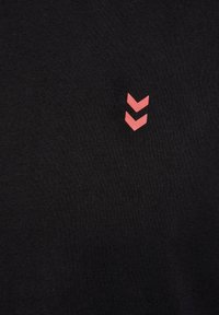 Svart bomullstyg med en mjuk textur som har en liten rosa logotyp med tre chevroner placerade diagonalt.