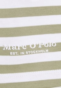 Stribet t-shirt i hvid og olivengrøn bomuld, med præget "Marc O'Polo" logo og "EST. I STOCKHOLM" under.