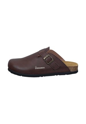 Sabots en cuir marron avec une seule boucle ajustable, semelle en liège et semelle en caoutchouc noir. Caractéristiques : finition lisse et design à bouts ronds.