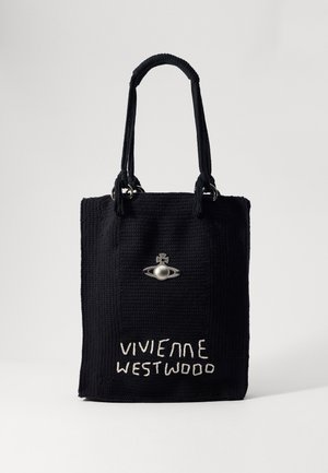 Sort vævet tote taske med to håndtag, prydet med en sølvfarvet hardware detalje og hvid broderet tekst "Vivienne Westwood."