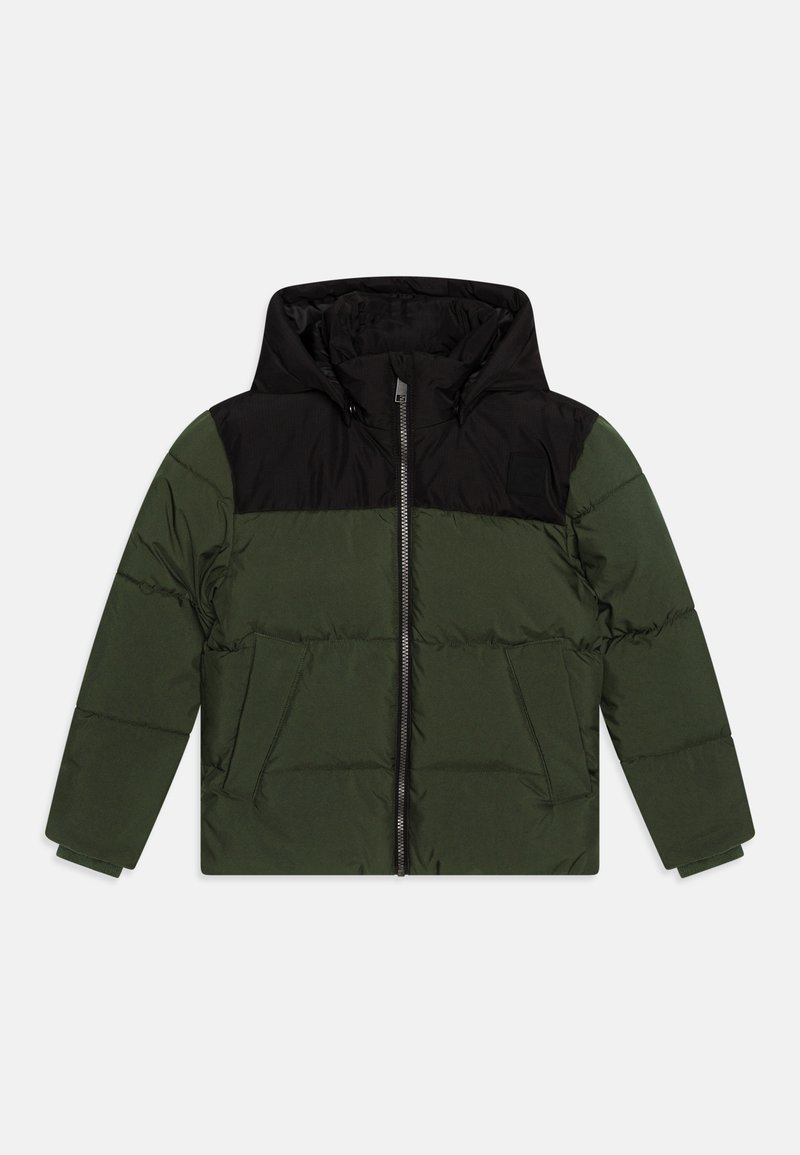 Žalias ir juodas pūkinis švarkas su gobtuvu, su užtrauktuku priekyje, dviem didelėm kišenėm ir siuvinėta struktūra žalioje apatinėje dalyje.