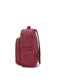 Burgundy tyg ryggsäck med två dragkedjeförsedda framfickor, mjuk textur, vadderade remmar och en kompakt, rektangulär form.